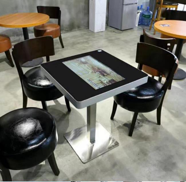 革新のスマートな接触レストランの広告プレーヤーの接触コーヒー テーブルのための無線充電器LCDの表示の接触テーブル