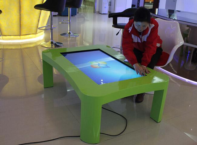 子供の容量性タッチ画面が付いている人間の特徴をもつ相互多接触テーブル